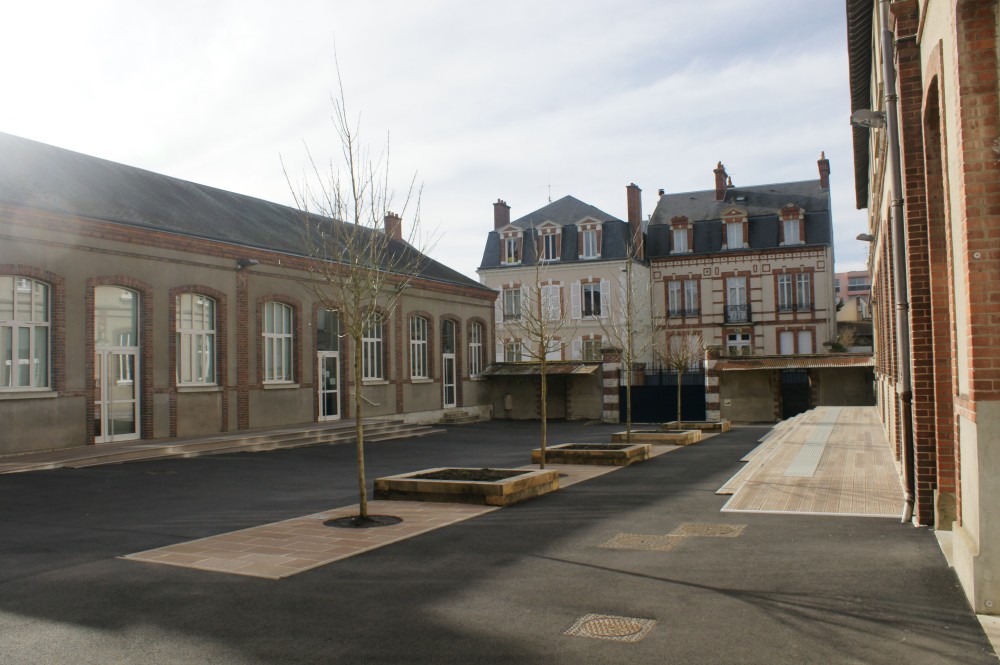 indchartres.fr L'établissement